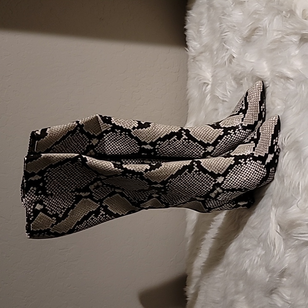 306) Snake skin boot Size 6